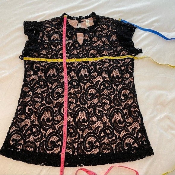 Perseption Lace Black Pink Short Sleeve Sexy Dressy V Neck Cut Out Top Size M - Picture 8 of 8